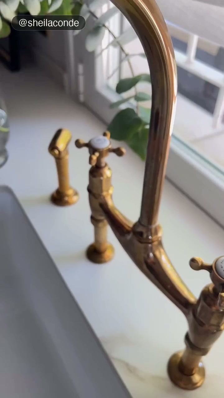 Recorrido por la cocina Sombra y latón, fotograma del vídeo del proyecto