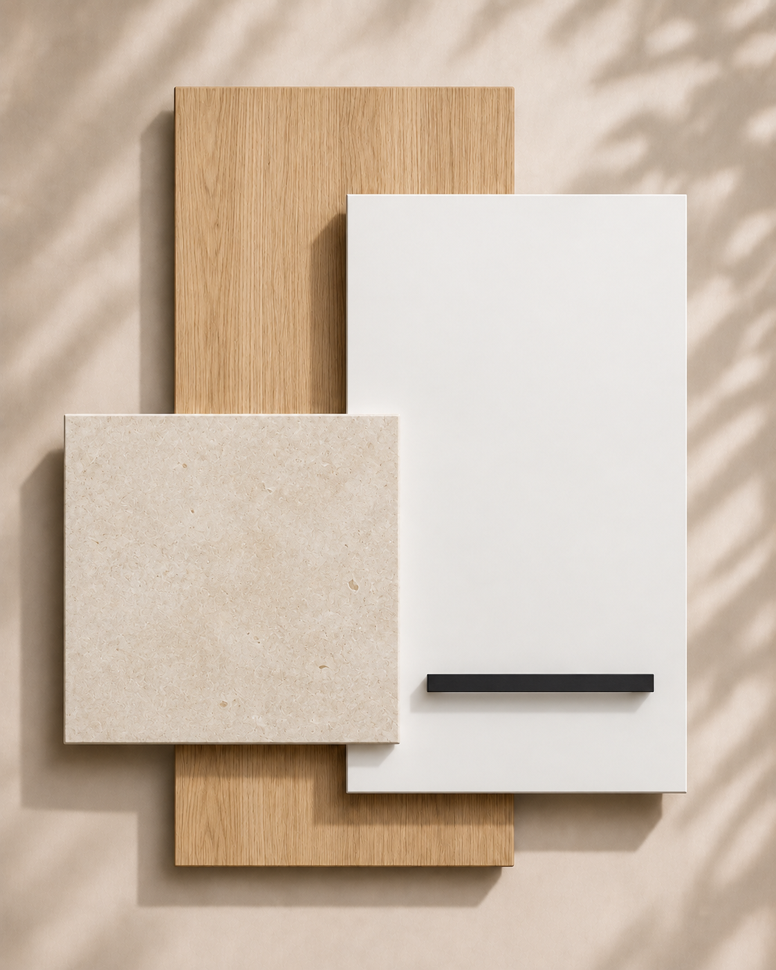 Composición de madera clara, piedra beige, frente lacado blanco mate y tirador negro