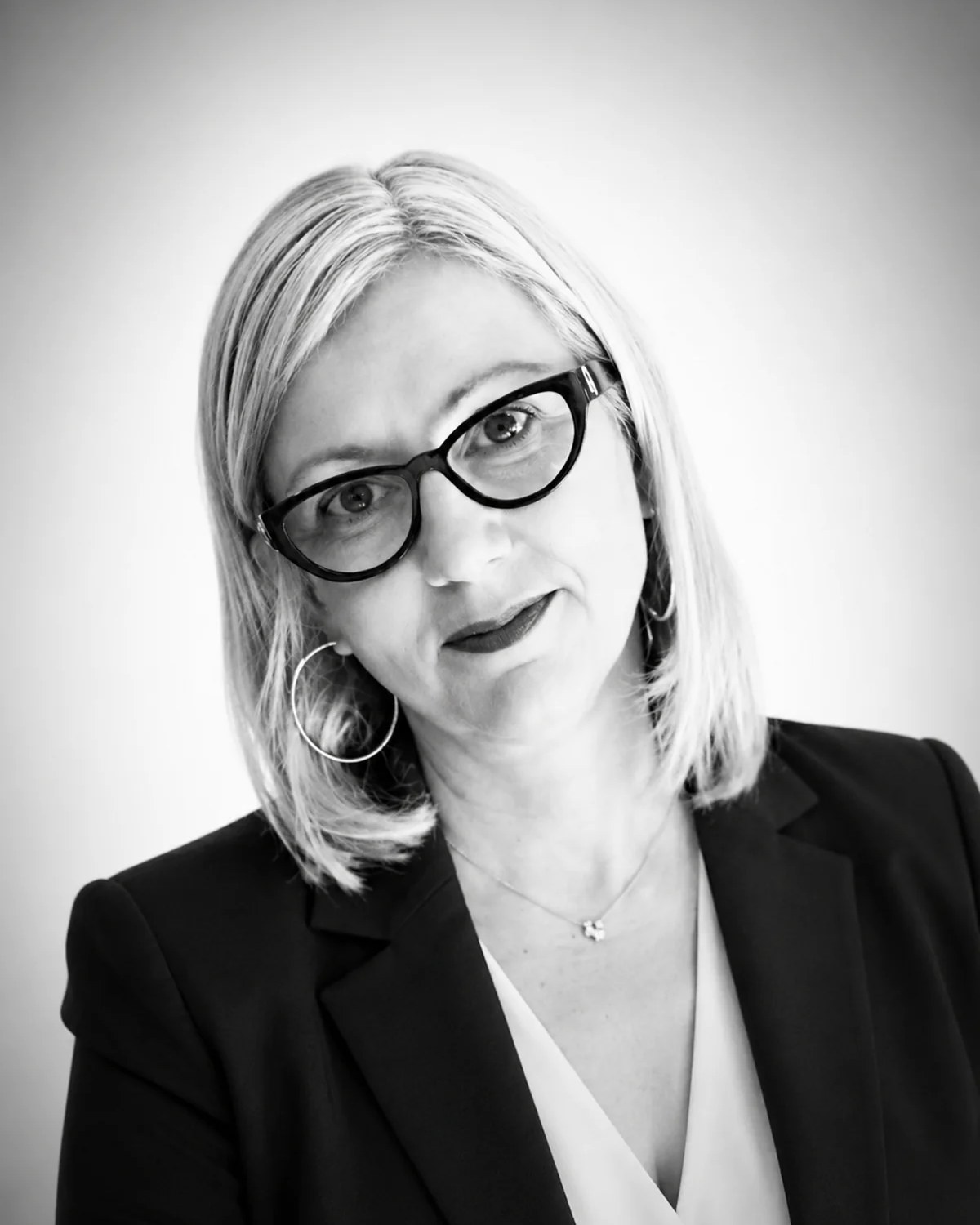 Retrato en blanco y negro de Ana, interiorista de ISOKO