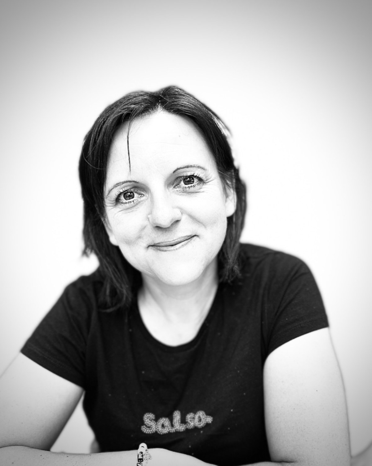 Retrato en blanco y negro de Diana, project manager de ISOKO