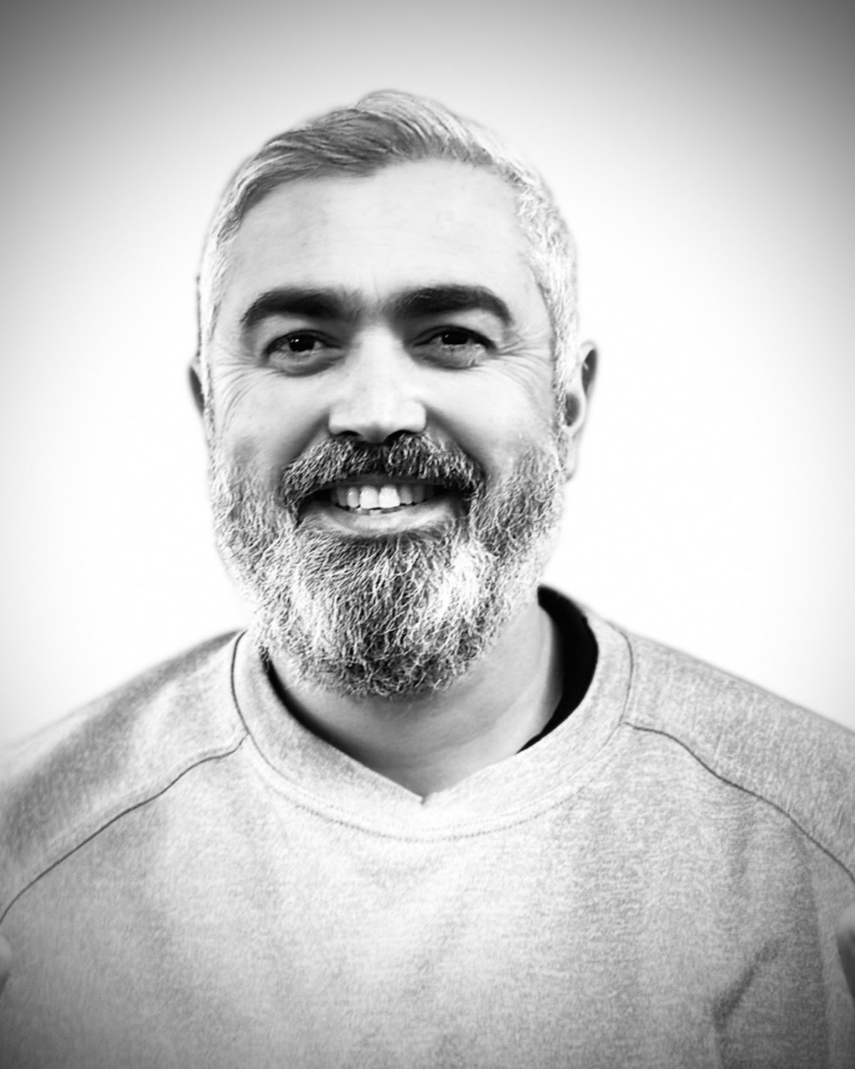 Retrato en blanco y negro de Georgi, del departamento técnico de ISOKO