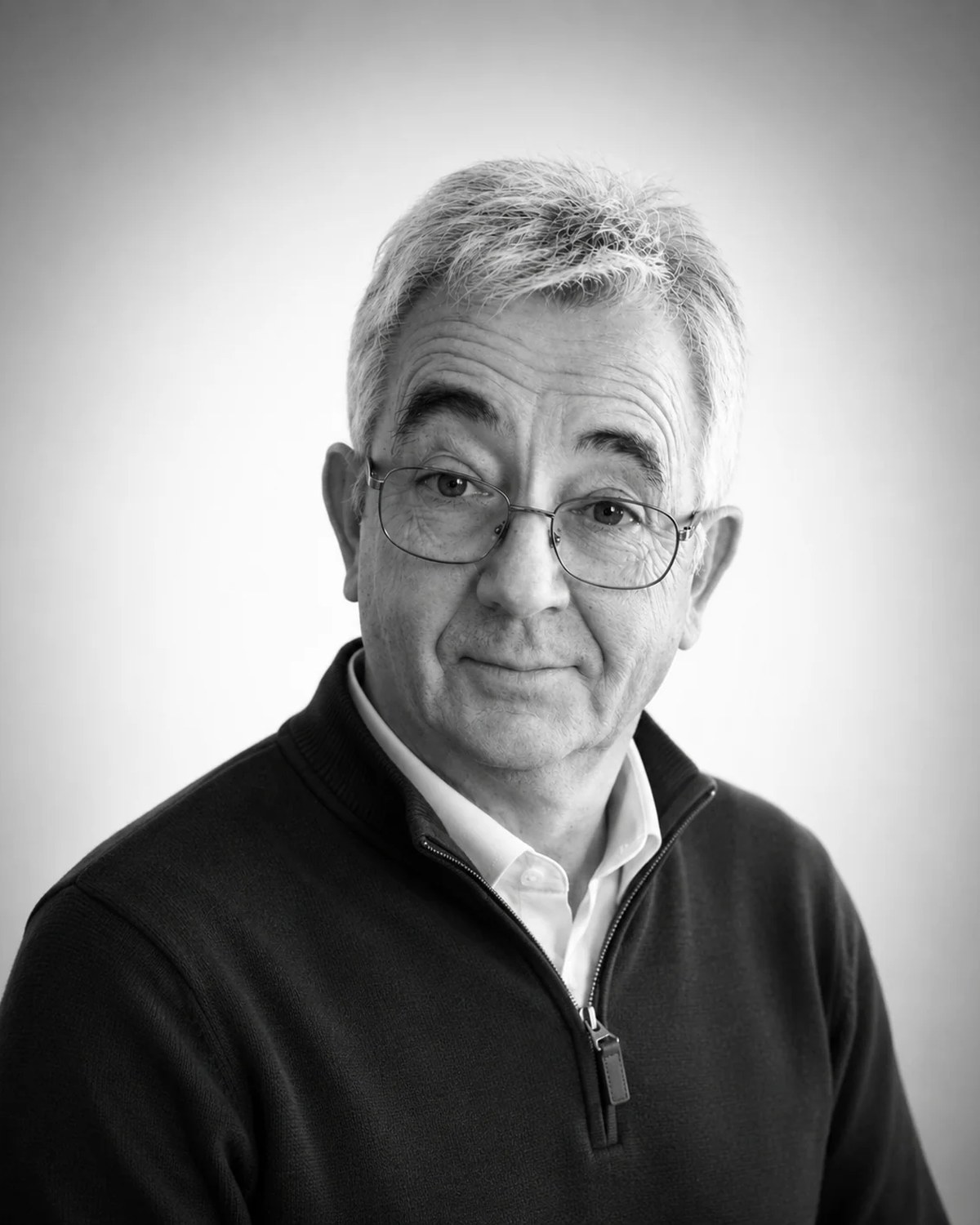 Retrato en blanco y negro de Jose, maestro ebanista de ISOKO