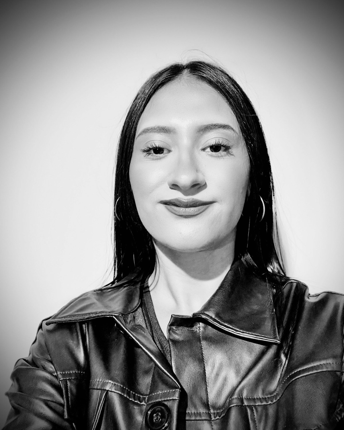 Retrato en blanco y negro de Naiara, interiorista de ISOKO