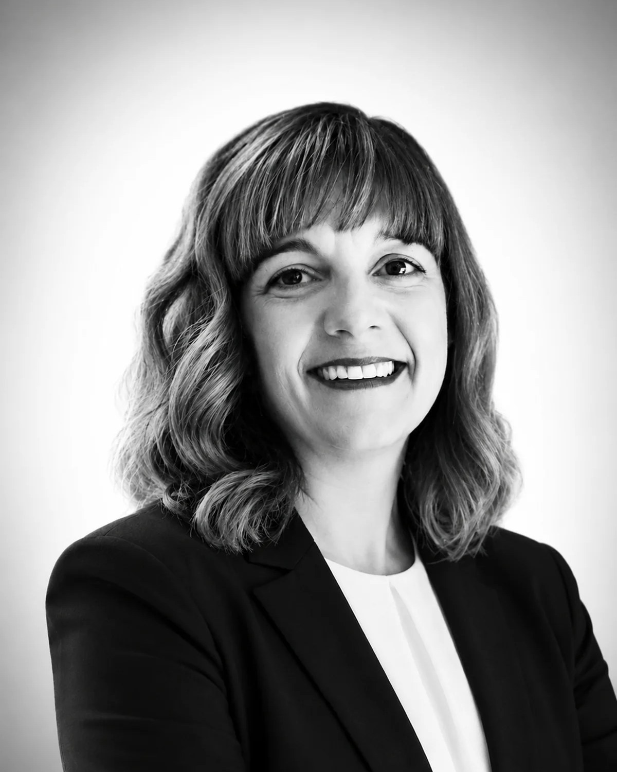 Retrato en blanco y negro de Raquel, diseño técnico de ISOKO