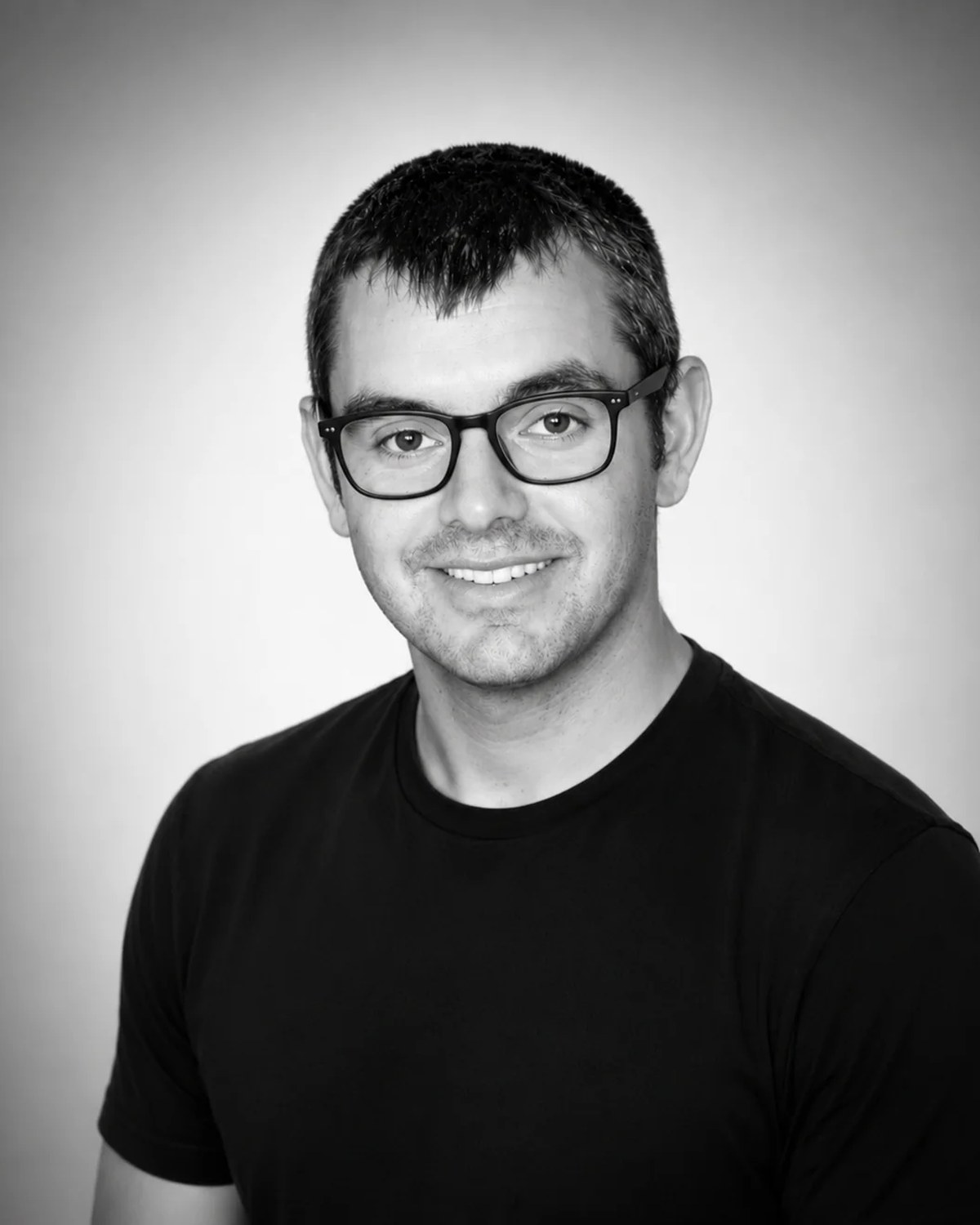 Retrato en blanco y negro de Roberto, project manager de ISOKO