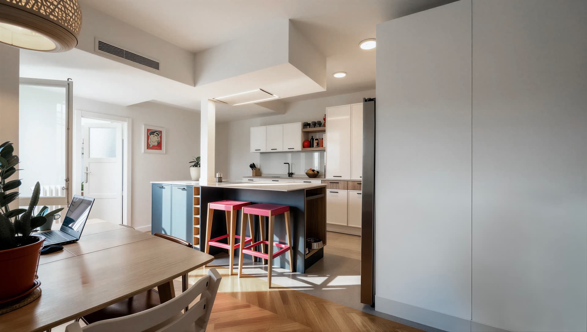 La cocina vista desde la zona de comedor, con la mesa en primer término