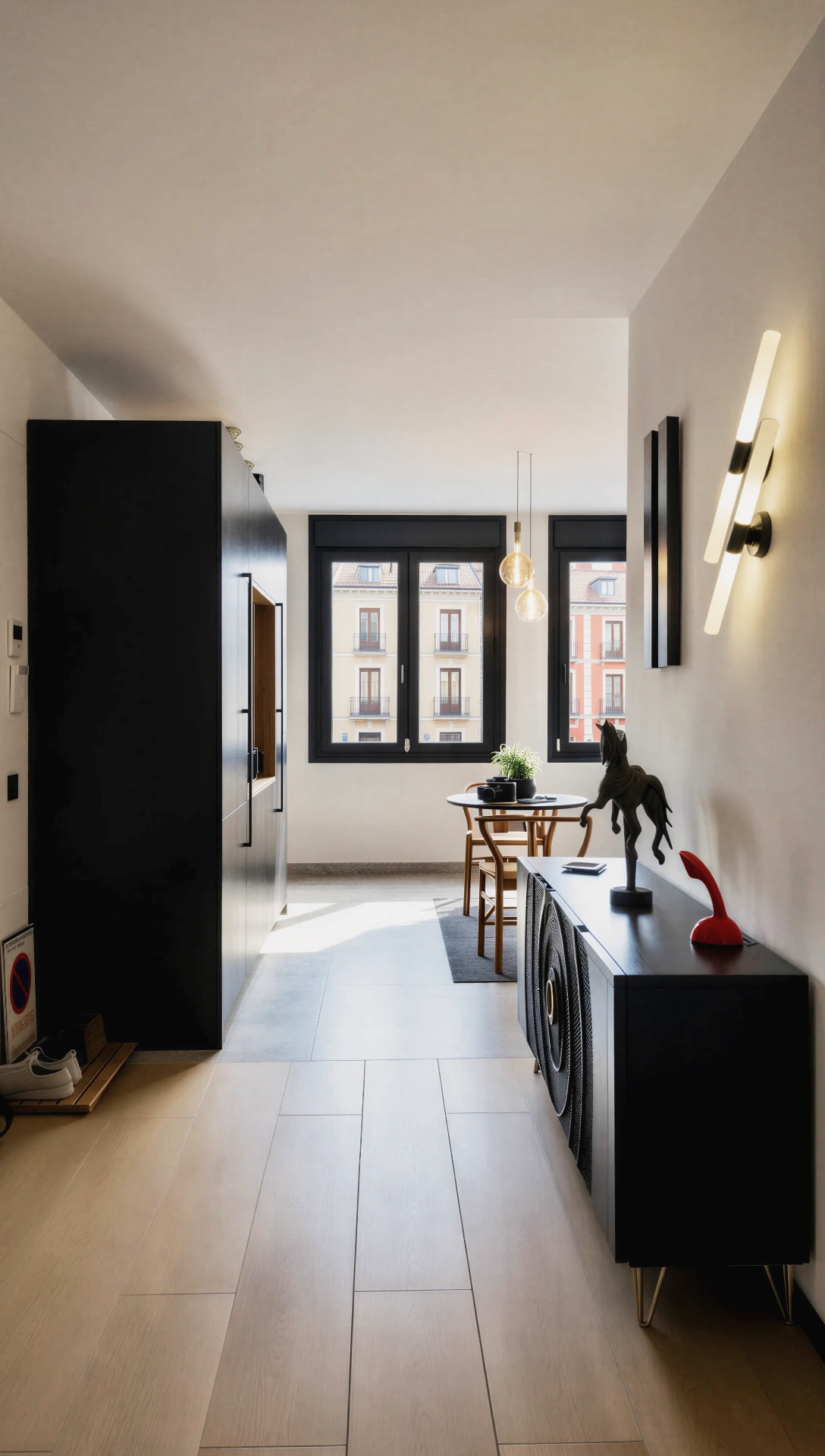 Recorrido longitudinal de la vivienda con el frente oscuro a la izquierda y el comedor iluminado al fondo