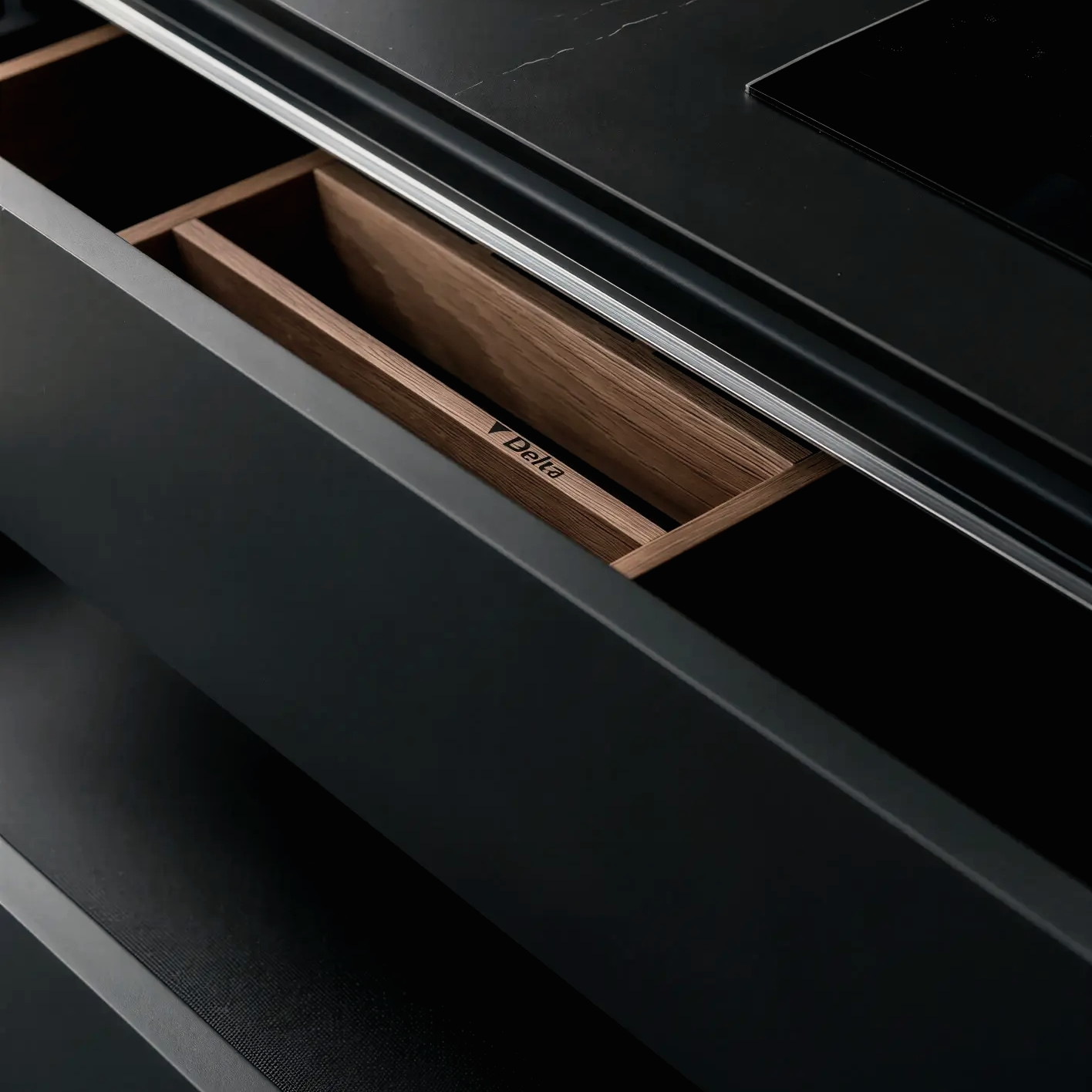 Cajón abierto con interior de madera y separadores a medida