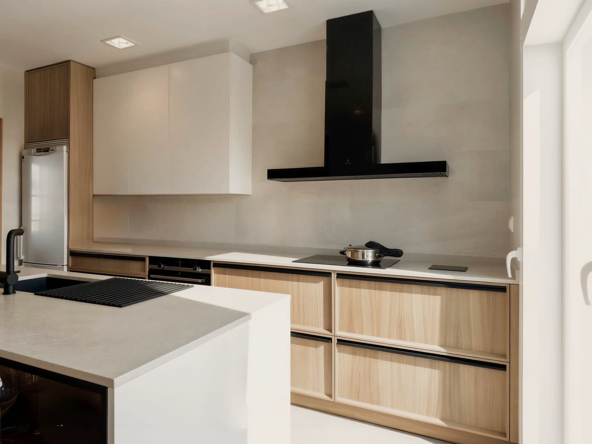 Frente de cocción con encimera clara continua y muebles bajos de madera