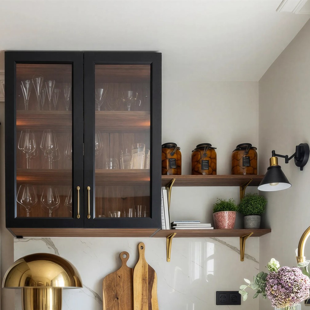 Vitrina de puertas acristaladas con interior de madera y baldas de nogal
